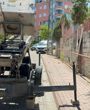 Nakliye firmasının asansörü elektrik tellerine değince 2 kişi yaralandı