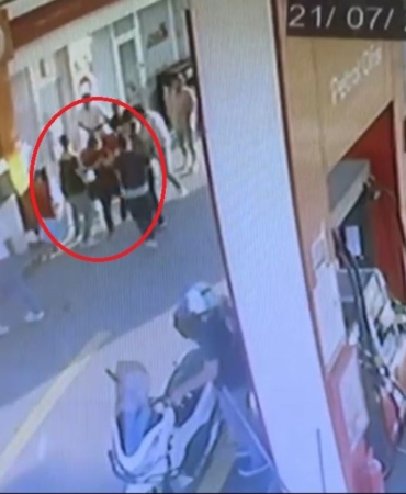 ‘Niye çöp atıyorsun?’ dedi, 15 kişiden dayak yedi