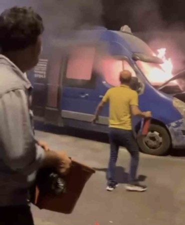 Okmeydanı’nda minibüsün alev alev yandığı anlar: Yolcular son anda indirildi