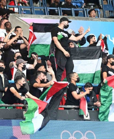 Olimpiyatlarda futbol maçında protesto