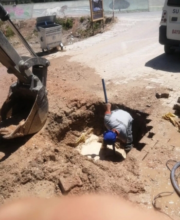 Oluşan su patlaklarına ekipler kısa sürede müdahale etti