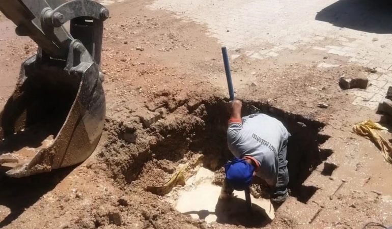 Oluşan su patlaklarına ekipler kısa sürede müdahale etti