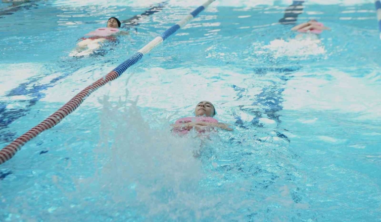 Osmangazi’de öğrenciler yazı yüzerek geçiriyor