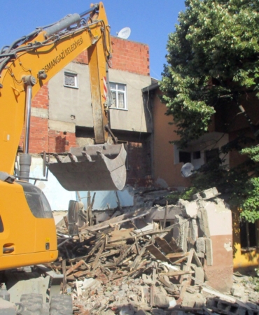 Osmangazi’de tehlike saçan metruk binalar yıkılıyor