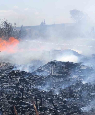 Ot yangını fabrika bahçesine sıçradı