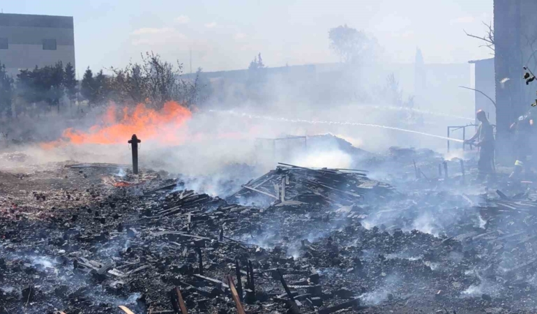 Ot yangını fabrika bahçesine sıçradı