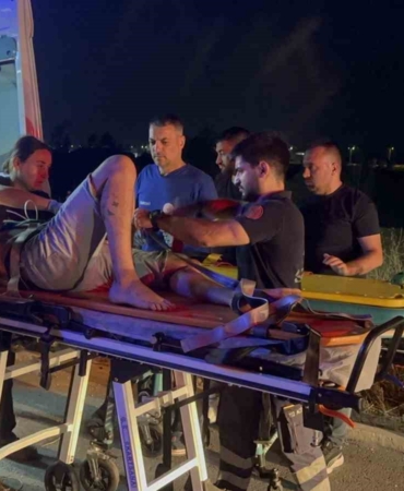 Otomobil tarlaya uçtu: 1 ölü, 2 yaralı