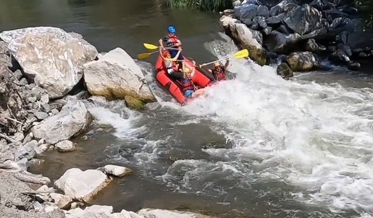 (Özel) Dağcıların nefes kesen rafting heyecanı