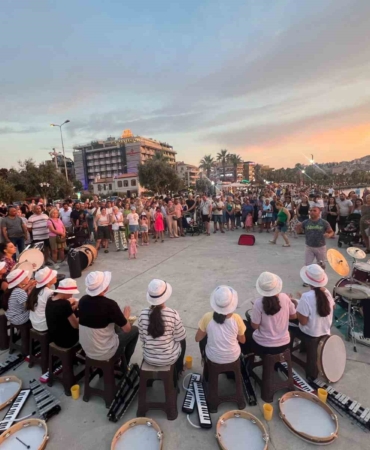 (Özel) Köy çocukları tatilde binlerce turiste konser verdi
