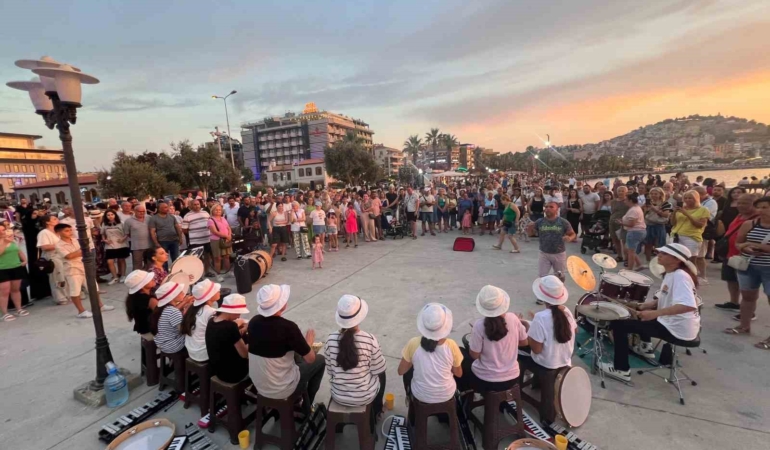 (Özel) Köy çocukları tatilde binlerce turiste konser verdi