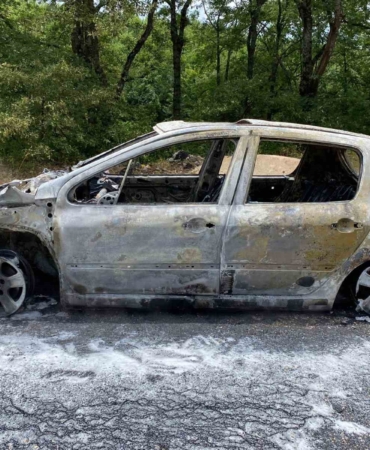 Pazaryeri’nde seyir halindeki otomobil yandı