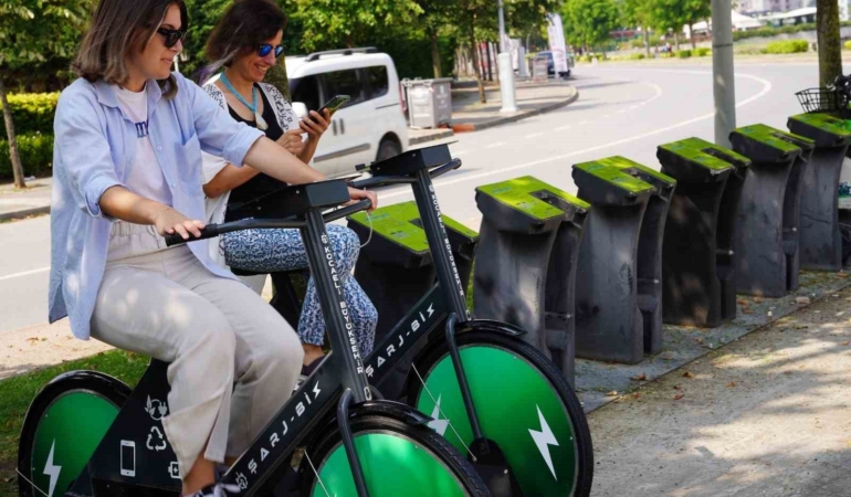 Pedal çevirerek telefonları şarj ediyorlar