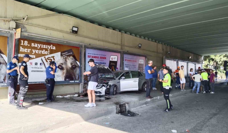 Pendik’te 4 aracın karıştığı kazada bir araç durağa daldı: 1 yaralı