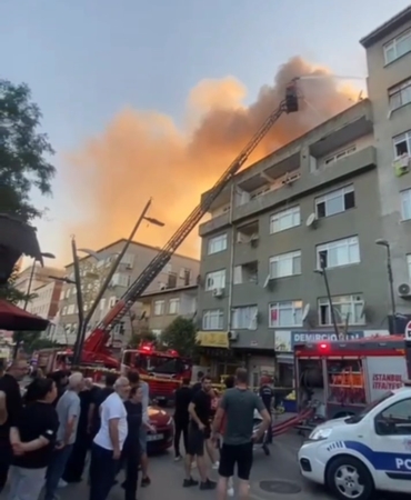 Pendik’te 4 katlı binanın çatısı alev alev yandı