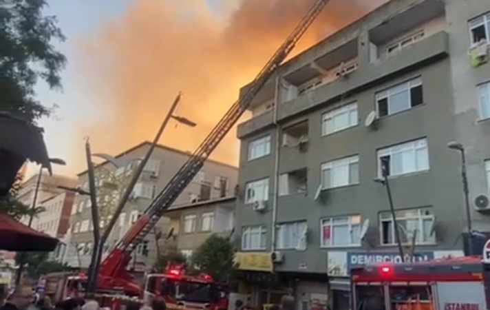 Pendik’te 4 katlı binanın çatısı alev alev yandı