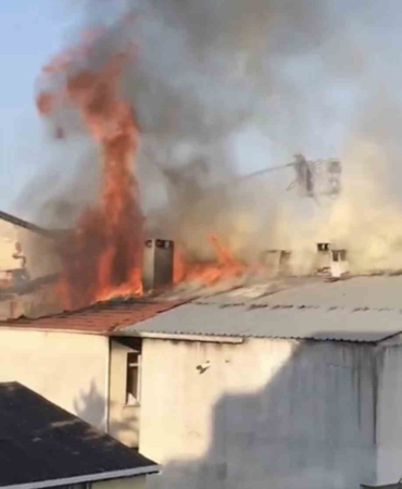 Pendik’te 4 katlı binanın çatısı alevlere teslim oldu