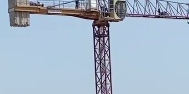 Pendik’te 60 metre yükseklikteki vincin üstünde namaz kıldı