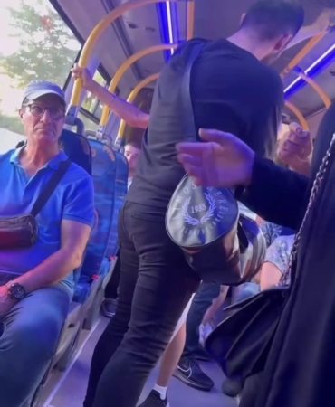 Pendik’te kadınların minibüsteki para kavgası kamerada