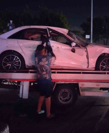 Pendik’te kontrolden çıkan otomobil bariyeri aşıp yola devrildi