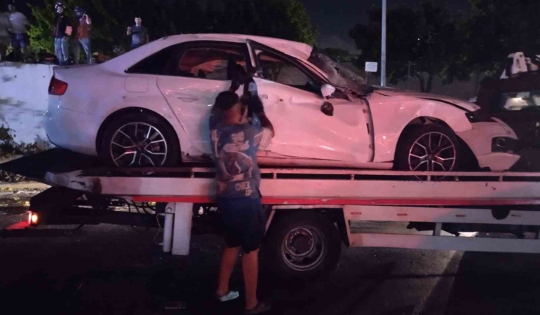 Pendik’te kontrolden çıkan otomobil bariyeri aşıp yola devrildi