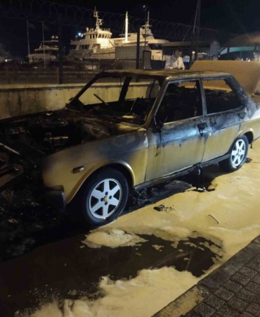 Pendik’te otomobil alev alev yandı