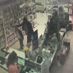 Pendik’te stajyer eczacıya tokatlı saldırı kamerada