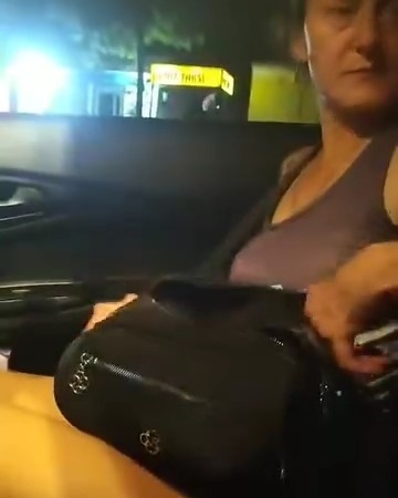 Pendik’te taksiciyle yolcu arasındaki para tartışması kamerada