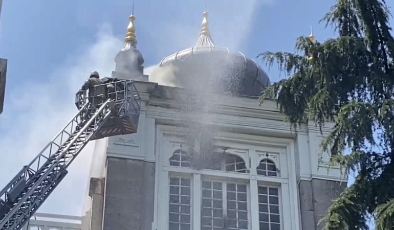 Sağlık Bilimleri Üniversitesi’nde tadilat çalışmaları esnasında yangın meydana geldi. İtfaiye ekiplerinin yangına müdahalesi sürüyor.