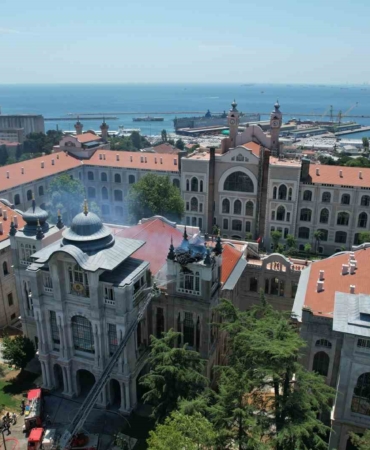 Sağlık Bilimleri Üniversitesi’nin çatısında çıkan yangın havadan görüntülendi