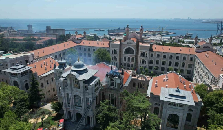 Sağlık Bilimleri Üniversitesi’nin çatısında çıkan yangın havadan görüntülendi