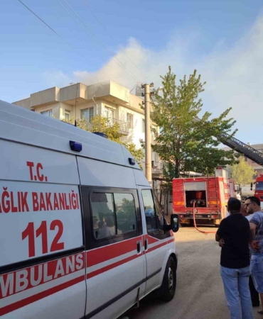 Sağlık personeli yangını izleyenleri “Dumandan kaçın, zehirleneceksiniz” anonsuyla dağıttı