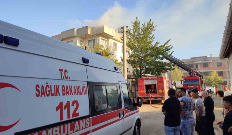 Sağlık personeli yangını izleyenleri “Dumandan kaçın, zehirleneceksiniz” anonsuyla dağıttı