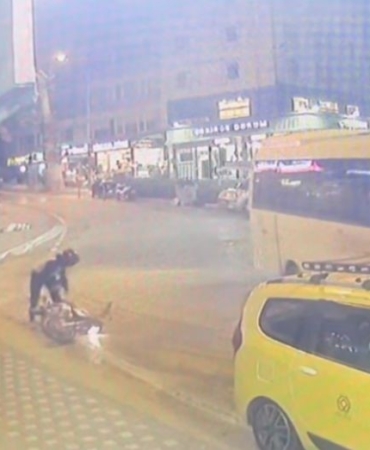 Sakar silahlı saldırgan kamerada... Düşe kalka hedef aldı iş yerine arka arkaya ateş açtı