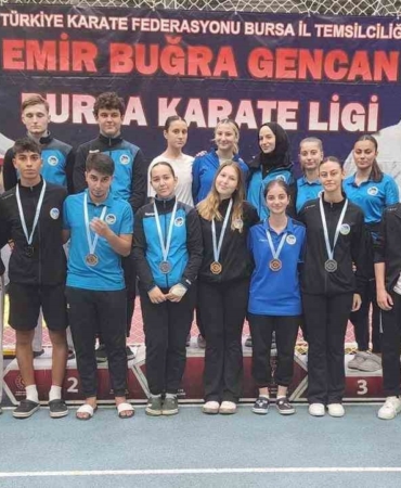 Sakarya Büyükşehir’in karatecileri Bursa’dan 8 madalyayla döndü