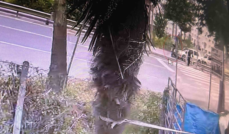 Sakarya’da feci kaza: Otomobil yaya geçidinde anne ve iki çocuğuna çarptı