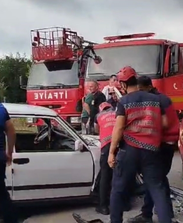 Sakarya’da iki Tofaş kafa kafaya çarpıştı: 3 yaralı