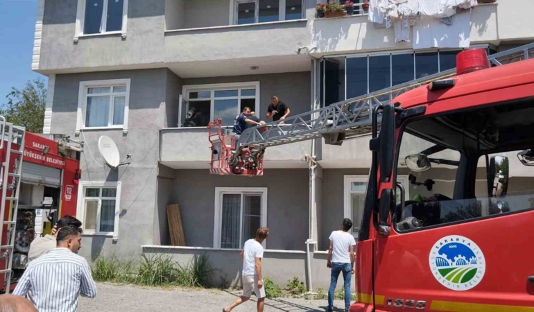 Sakarya’da yangın: Ayakları kırık olduğu için evden çıkamadı, dumandan etkilenen şahsı ekipler kurtardı