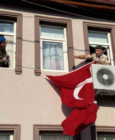 Sakaryalı şehidin baba evine Türk bayrağı asıldı