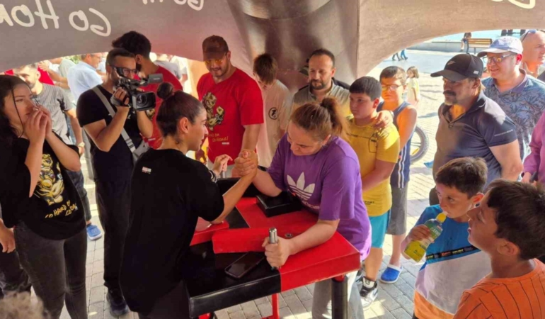 Şampiyonlar halkla bilek güreşi yaptı