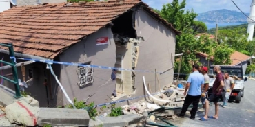 Sarıyer Belediyesi’nin su tankeri eve girdi