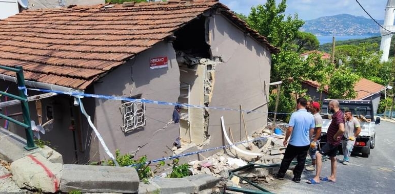 Sarıyer Belediyesi’nin su tankeri eve girdi