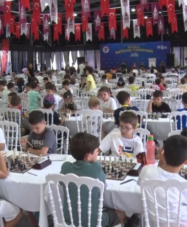 Satranç turnuvasında dereceye giren öğrenciler ödüllendirildi