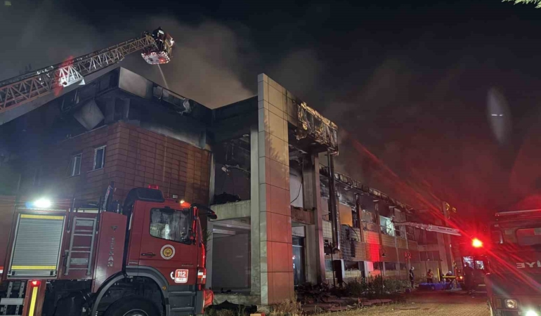 Şehirdeki tüm itfaiye ekiplerinin seferber olduğu fabrika yangını kontrol altında