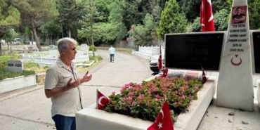 Şehit babasından İBB’ye bayrak tepkisi:  “Oğlum 15 Temmuz şehidi olduğu için mi bu bayrağı değiştirmek zor geliyor”