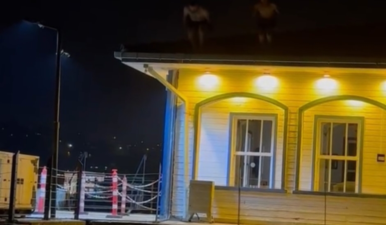 Serinlemek isteyen gençlerin tehlikeli oyunu kamerada