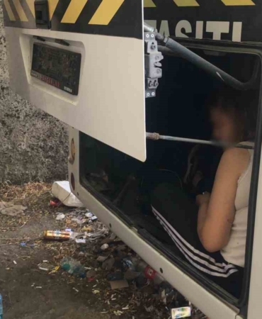 Servis şoförünü şoke eden görüntü: Bir kadın minibüsün bagajına girdi