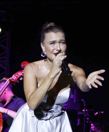 Şevval Sam ve Pera Flarmoni Orkestrası Bursalıları büyüledi