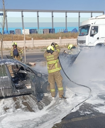 Seyir halindeki otomobil alev aldı