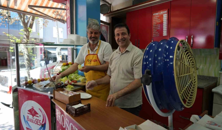 Sıcaktan bunalan esnaf türkü söyleyerek serinlemeye çalışıyor