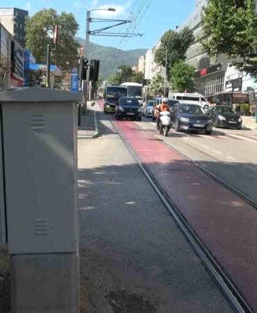 Sıkıştırdığı otobüs kaza yaptı, bir şey olmamış gibi yoluna devam etti